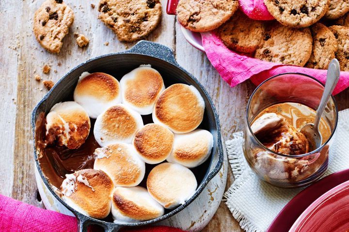 Готовим Desserts Chocolate chip cookies with choc-marshmallow dip