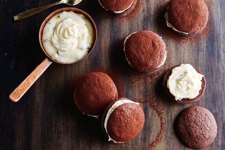 Готовим Desserts Chocolate sandwich cookies with passionfruit white choc ganache