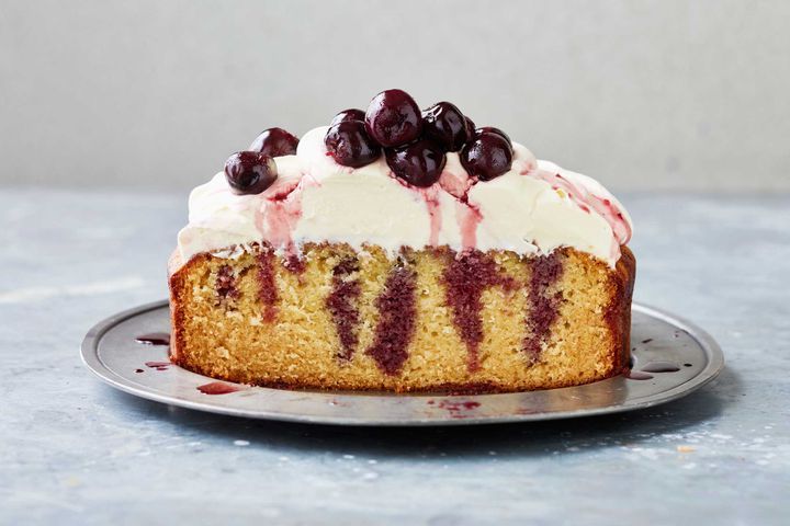 Готовим Desserts White chocolate poke cake with red-wine cherries