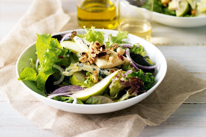 Cooking Meat Blue cheese, pear and hazelnut salad