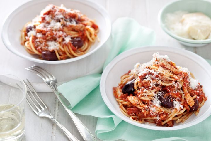 Cooking Meat Chicken, olive and chilli spaghetti