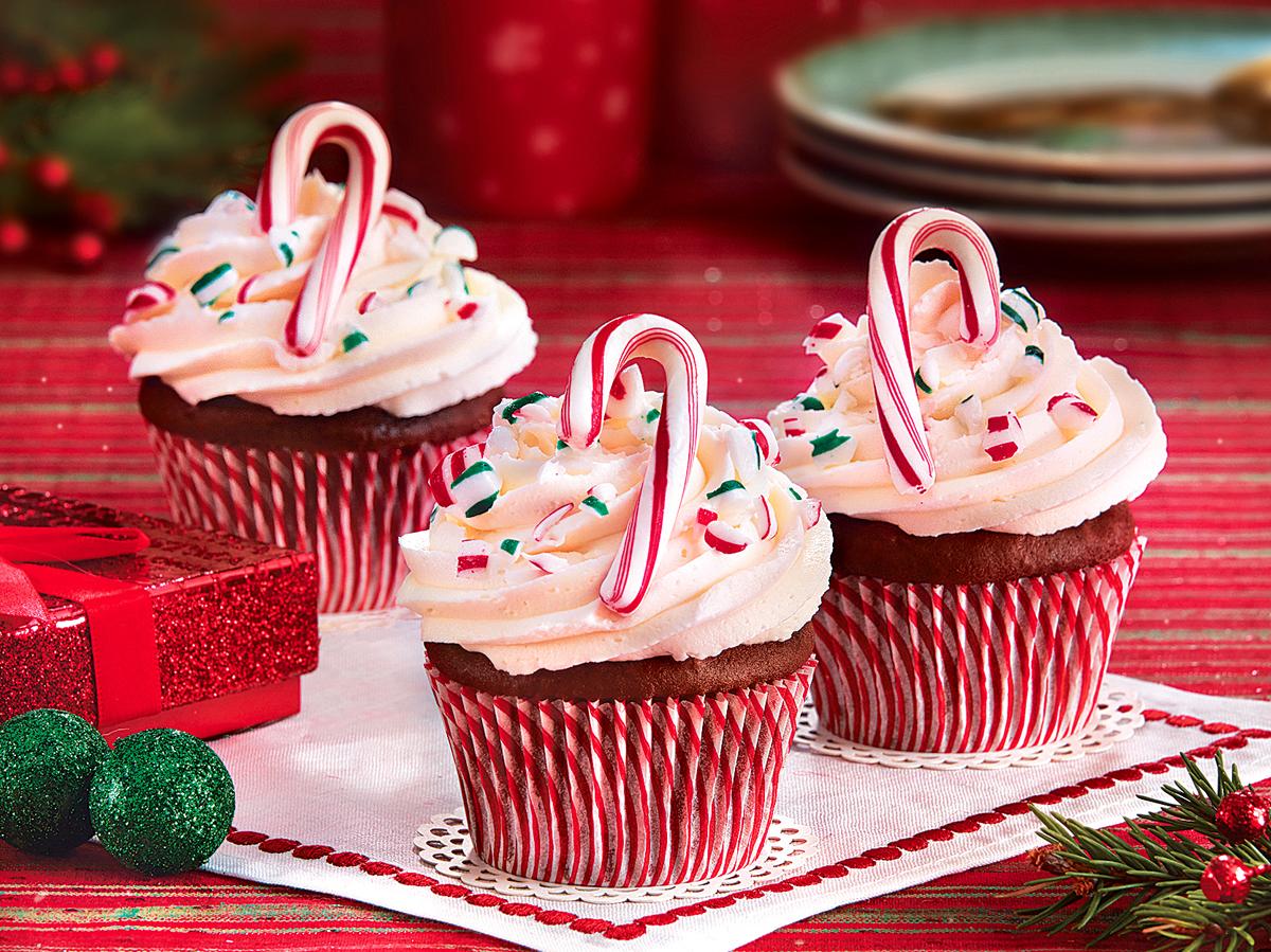 Готовим Desserts Chocolate Candy Cane Cupcakes With Marshmallow Frosting