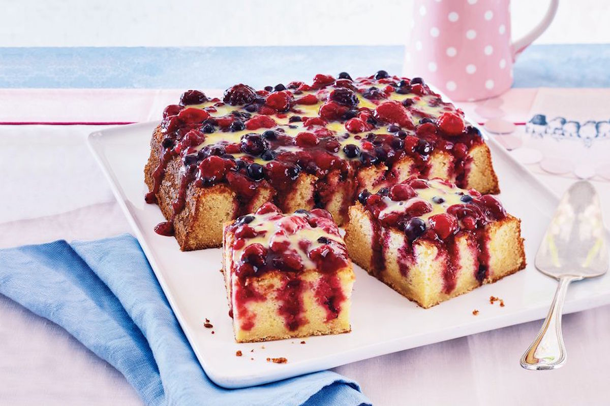 Готовим Desserts Triple Berry Poke Cake