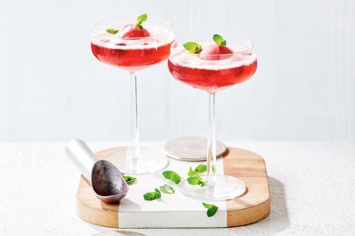 Cooking Coctails Berry sorbet in sparkling rosé