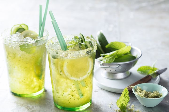 Cooking Coctails Cucumber and lemon iced tea cooler