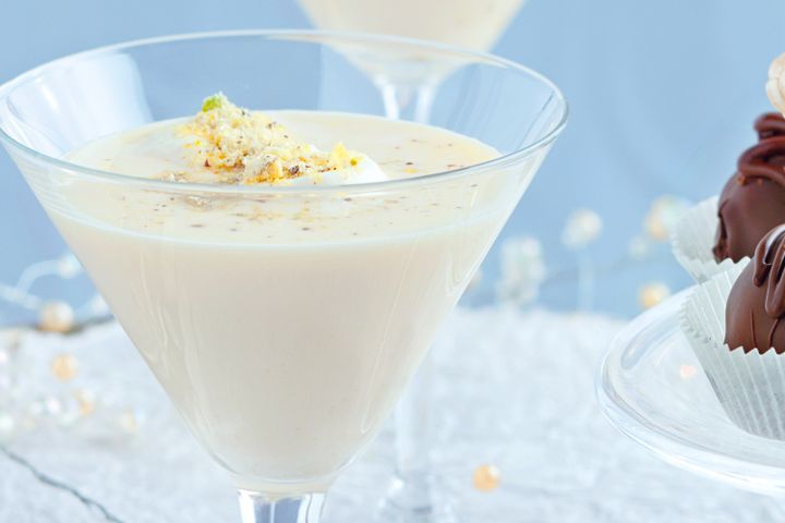 Cooking Coctails Eggnog with pistachio praline dust