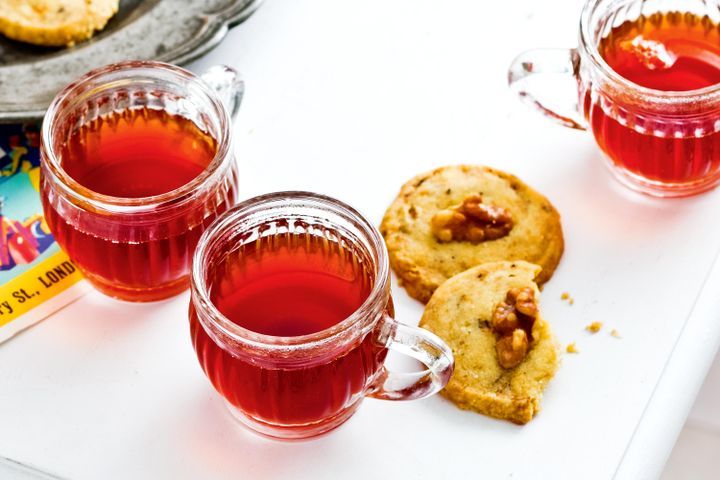 Cooking Coctails Mulled port with stilton & walnut biscuits