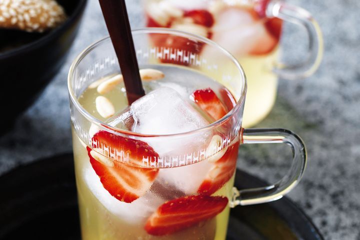 Cooking Coctails Nashi tea with strawberries