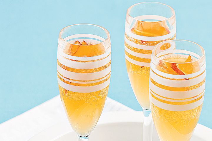 Cooking Coctails Peach and champagne bellini