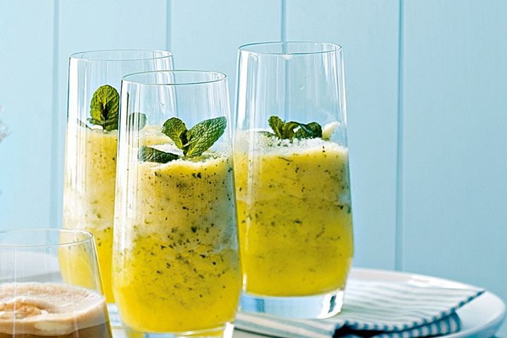 Cooking Coctails Pineapple and mint frappe