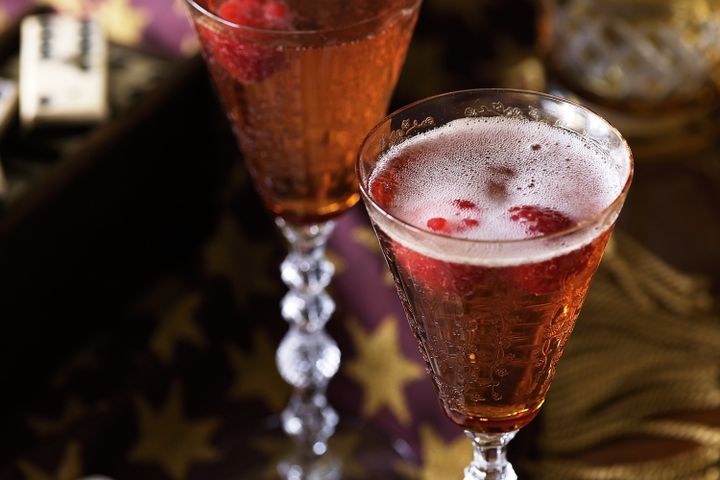 Cooking Coctails Sparkling rosé with raspberry liqueur