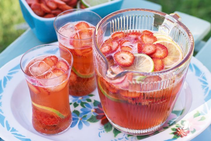 Cooking Coctails Strawberry & lime sparkling punch
