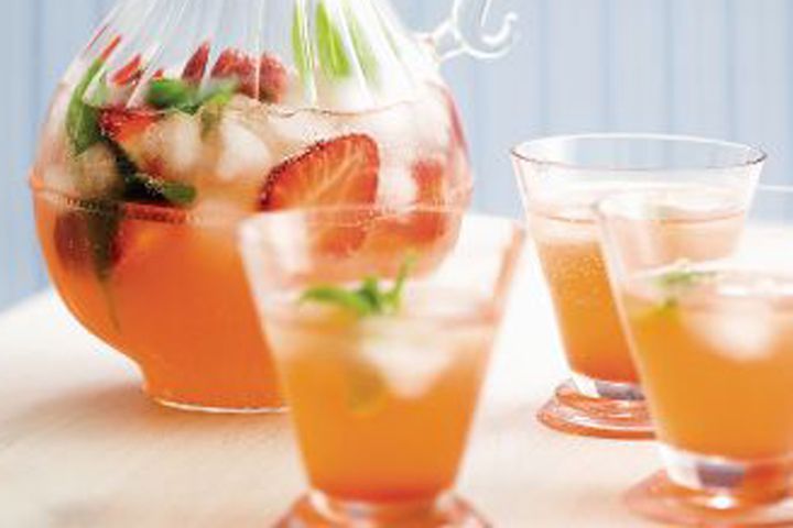 Cooking Coctails Strawberry vodka cup