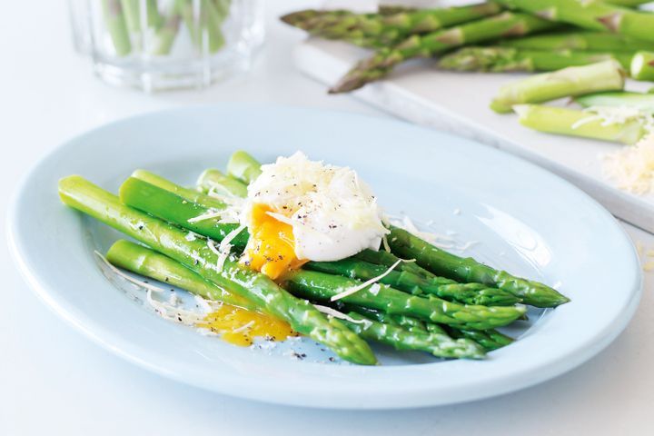 Cooking Eggs Asparagus with poached egg