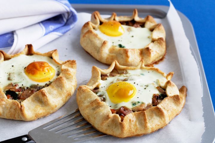 Cooking Eggs Bacon and egg tarts