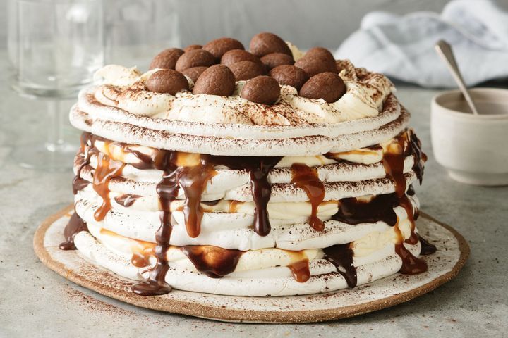 Cooking Appetiziers Chewy pavlova with caramel and Nutella fudge sauce