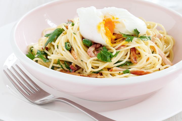 Cooking Eggs Creamy bacon spaghetti with poached eggs