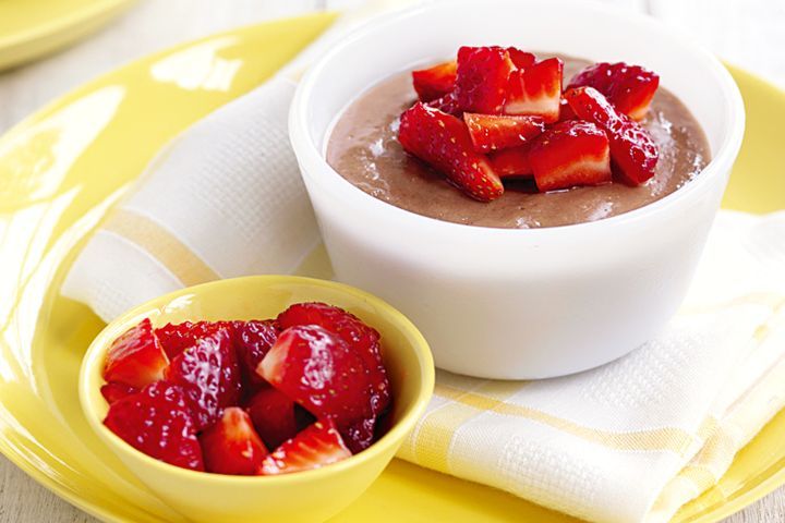 Cooking Appetiziers Egg-free chocolate custards with honey strawberries