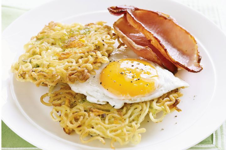 Cooking Eggs Noodle cakes with bacon and egg
