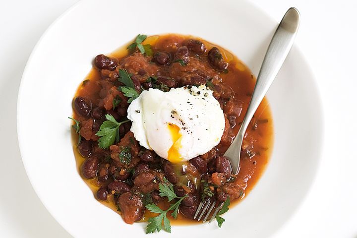 Cooking Eggs Pan-fried beans with poached egg and parsley