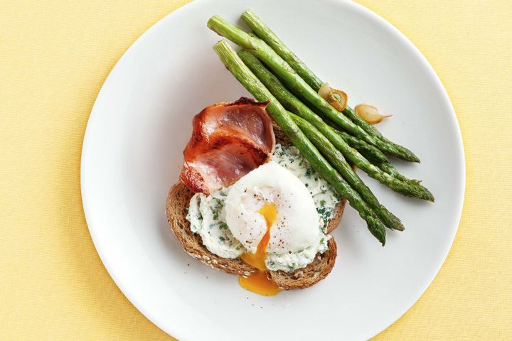 Cooking Eggs Poached eggs with bacon, asparagus & herbed ricotta