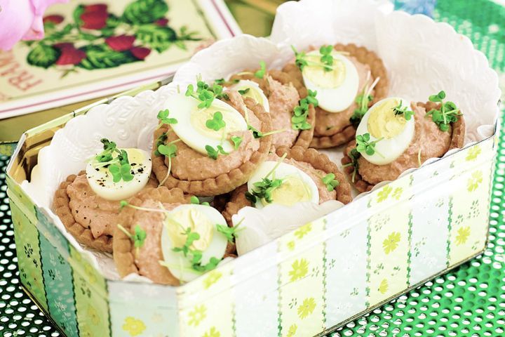 Cooking Eggs Quail egg & salmon tarts