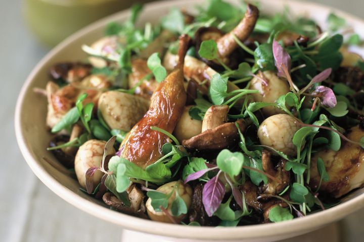 Cooking Eggs Quail salad with Chinese marbled eggs