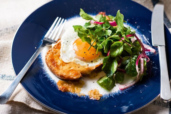 Cooking Eggs Rarebit with fried egg