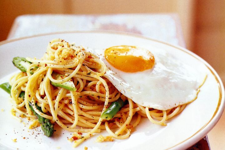 Cooking Eggs Spaghetti with asparagus and fried egg