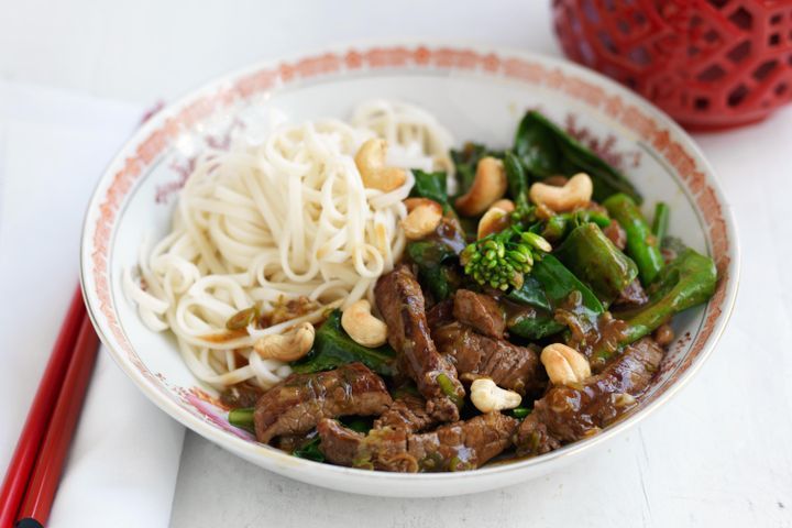 Cooking Eggs Stir-fried beef, broccoli and cashews with egg noodles