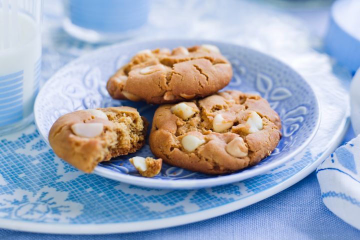 Cooking Appetiziers White chocolate and macadamia caramel cookies