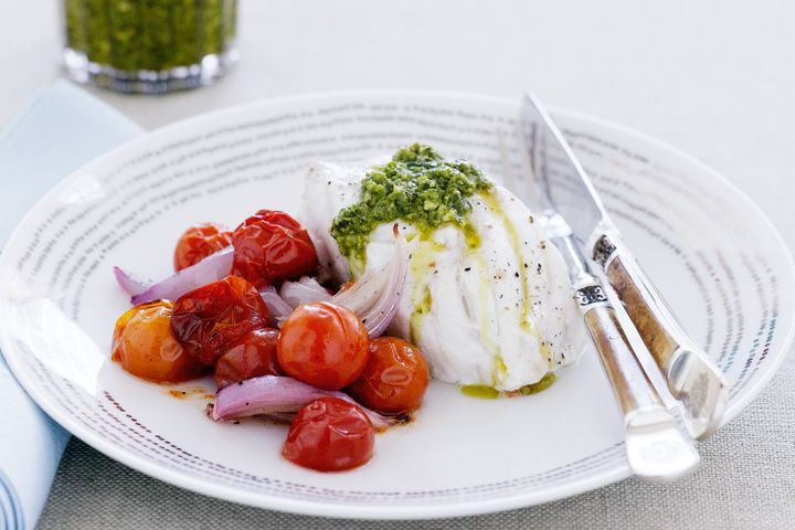 Готовим Fish Baked fish with roast onion and tomato