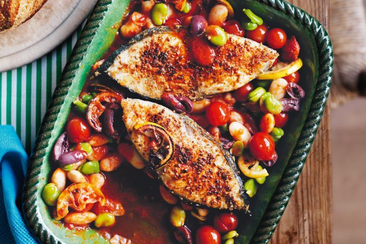 Готовим Fish Baked fish with tomatoes, beans and olives