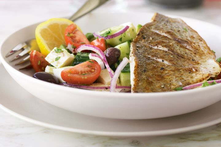Готовим Fish Chargrilled fish with chunky greek salad