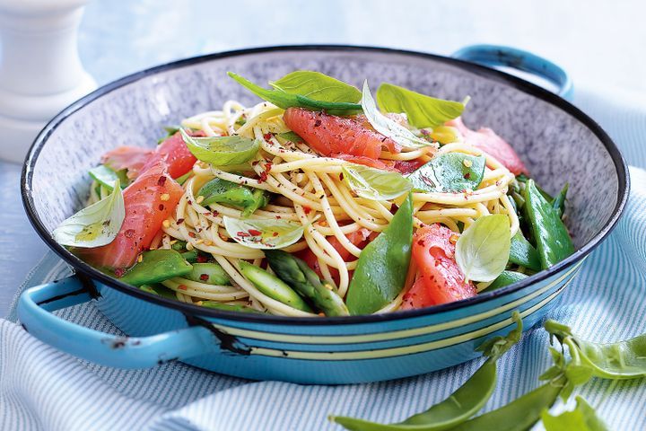 Cooking Fish Chilli spaghetti with salmon and snow peas