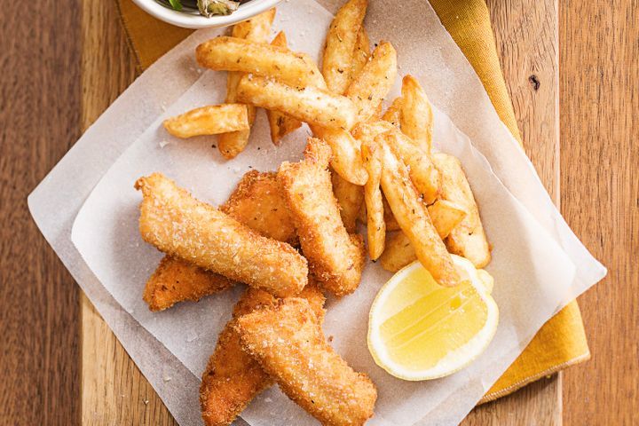 Cooking Fish Crispy salmon and chips with creamy tartare sauce