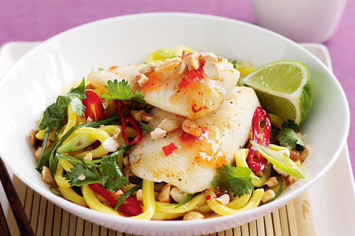 Готовим Fish Fish with chilli lime noodle salad