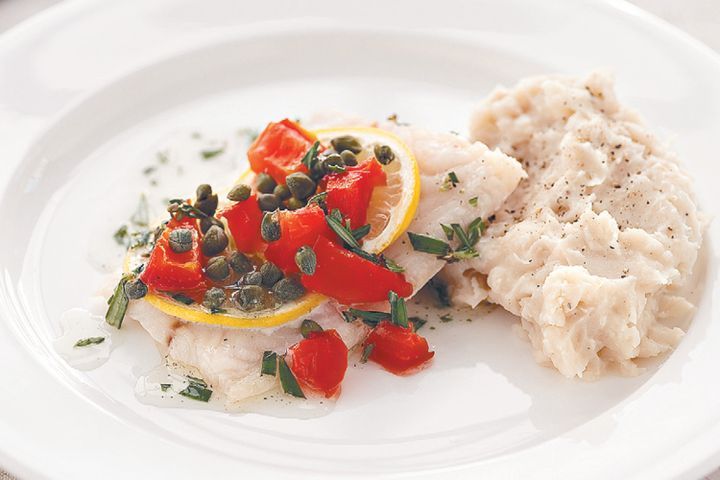 Готовим Fish Fish with tomato, capers and creamy beans