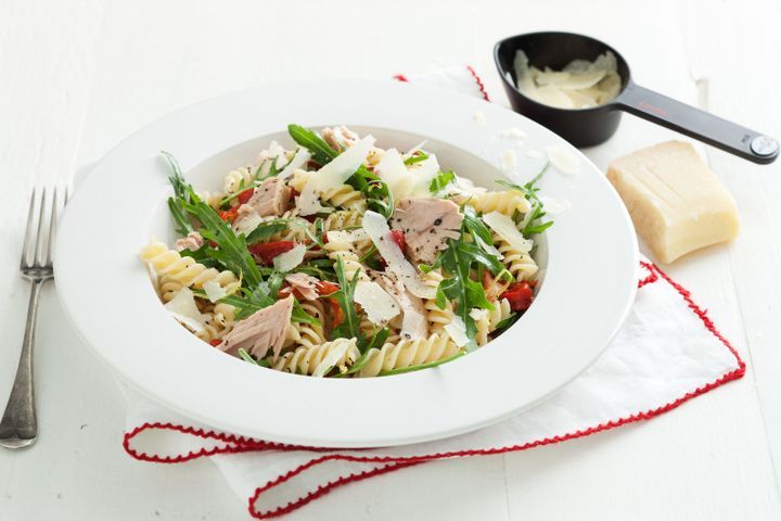 Cooking Fish Fusilli with tuna, rocket & roasted capsicum