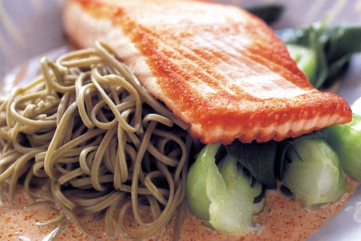Cooking Fish Green tea noodles with salmon and red curry sauce