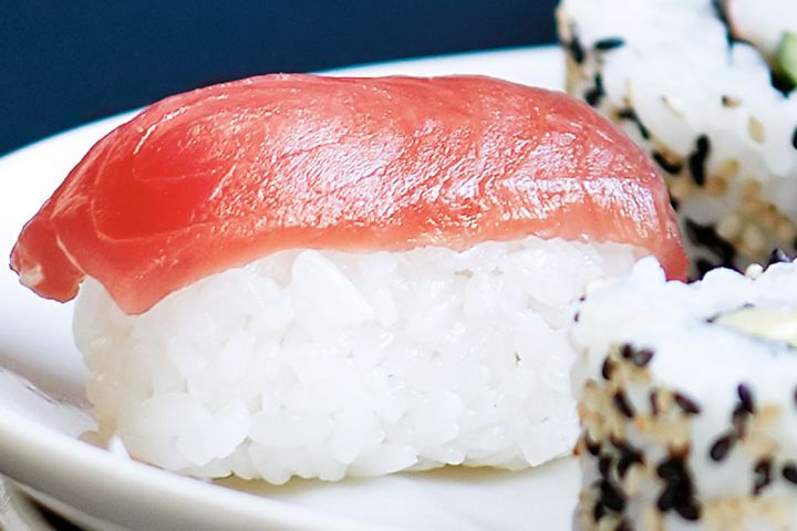 Cooking Fish Hand-moulded tuna sushi