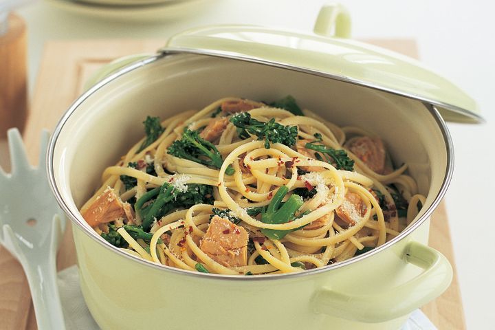 Cooking Fish Linguine with chilli tuna and broccolini