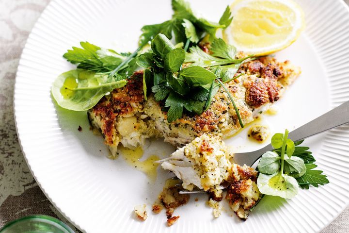 Готовим Fish Macadamia-crusted fish with herb salad