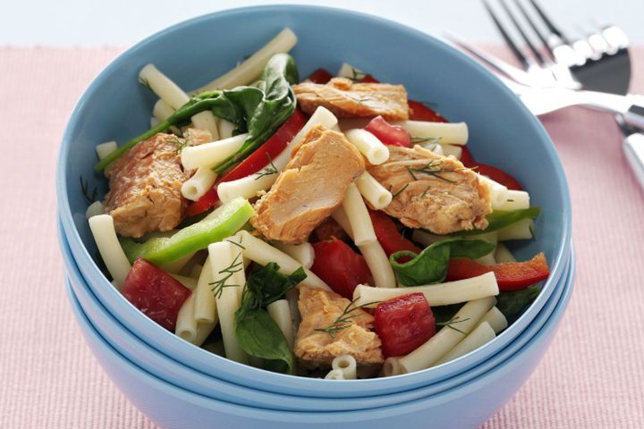 Cooking Fish Macaroni with salmon, tomato and capsicum