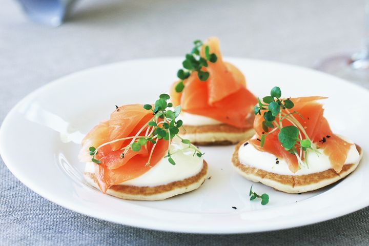 Cooking Fish Mini pikelets with smoked salmon and creme fraiche