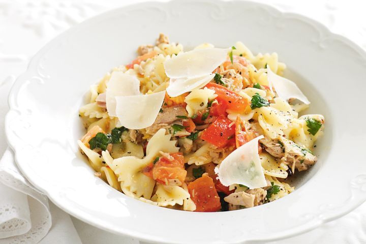 Cooking Fish Pasta with tuna, chilli, tomatoes and parsley