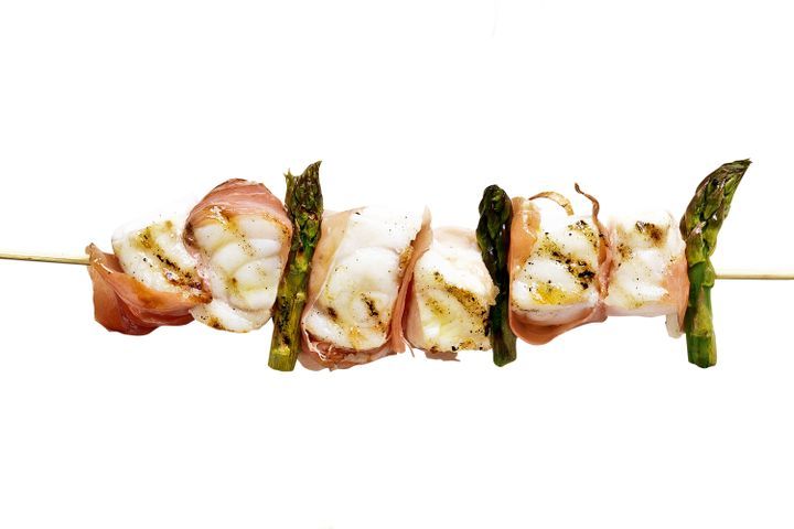 Готовим Fish Prosciutto-wrapped fish kebabs