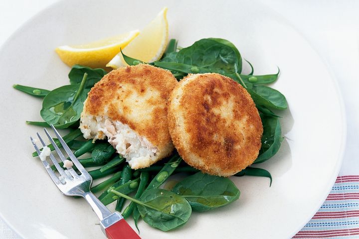 Cooking Fish Salmon cakes with chilli remoulade and spinach