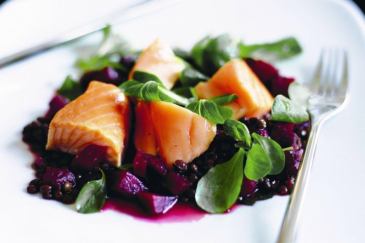 Cooking Fish Salmon with red-wine lentils and beetroot