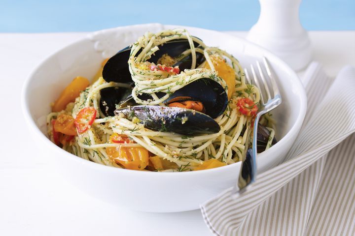 Cooking Fish Spaghetti with mussels and anchovy pangrattato